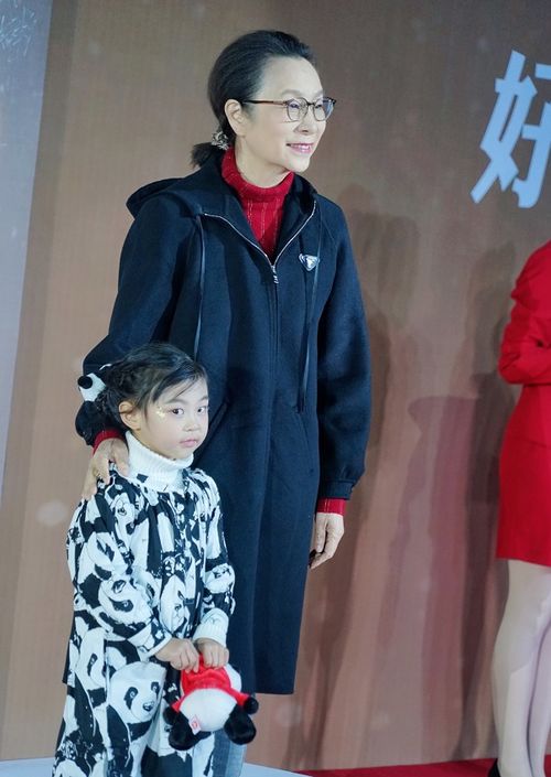奚美娟简约低调,黑西装配白衬衫气场足,60 活出老艺术家魅力
